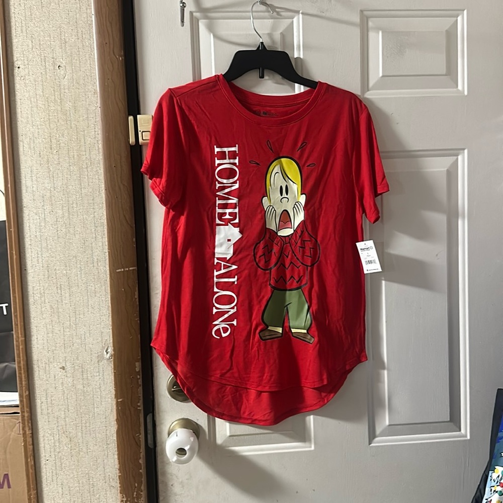 HOME ALONE JUNIORS TEE: RED: NEW WITH TAGS: SIZE L (11-13)